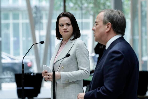 NRW Ministerpraesident begruesst belarussische Opposition Swetlana Tichanowskaja in der Landesvertretung in Berlin Aktuell, 11.06.2021, Berlin Ministerpraesident Armin Laschet empfaengt belarussische Oppositionsanfuehrerin Swetlana Tichanowskaja in der Landesvertretung in Berlin zum Vier-Augen-Gespraech - hier beim Pressestatement Berlin Berlin Deutschland