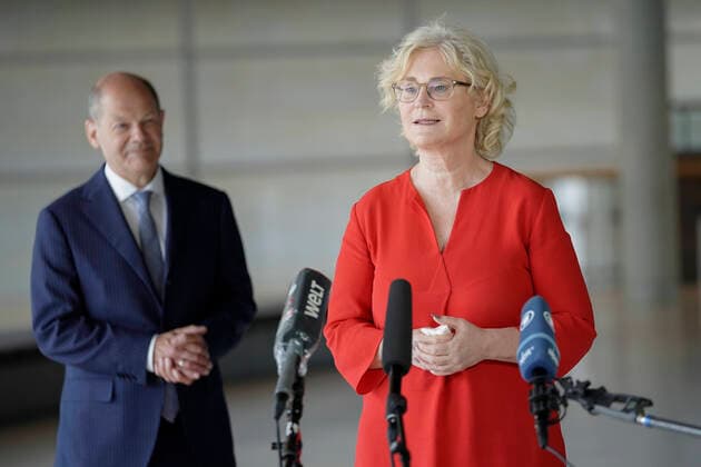 News Themen der Woche KW23 News Bilder des Tages Statement der Bundesfamilienministerin und des Bundesfinanzministers nach Bundestagsbefassung zum Corona-Aufholpaket, Ganztags-Betreuung im Grundschulalter nach FuePoG II Aktuell, 11.06.2021, Berlin, Pressestatement der Bundesfamilienministerin Christine Lambrecht und des Bundesfinanzministers Olaf Scholz nach Bundestagsbefassung zum Corona-Aufholpaket, Ganztags-Betreuung im Grundschulalter nach FuePoG II Berlin Berlin Deutschland