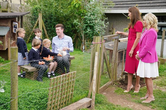 Bilder des Jahres 2021, Entertainment 06 Juni Entertainment Themen der Woche KW23 Entertainment Bilder des Tages . 11 06 2021. Hayle, Cornwall, United Kingdom. Kate Middleton, the Duchess of Cambridge and US First Lady Jill Biden, during a visit to Connor Downs Academy in Hayle, Cornwall , United Kingdom, during the G7 summit .  xPoolx xi-Imagesx IIM-22263-0024
