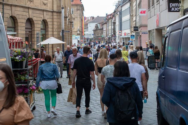 Bundesinzidenz sinkt weiter, Menschen füllen am 11.6.2021 die Innenstadt und CafÃ s in Bamberg in Oberfranken. Die Corona Infektionen sind Bundesweit weterhin im sinken und es gibt immer mehr Menschen, die sowohl ihre erste Impfung bekommen haben als auch durchgeimpft sind. - People fill the downtown and CafÃ s of Bamberg in Upper Frankonia, Germany. The number of covid infections in Germany is continuously declining and more and more people are vaccinated. Bamberg Bayern Deutschland