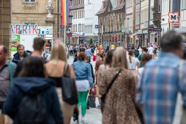 Bundesinzidenz sinkt weiter, Menschen füllen am 11.6.2021 die Innenstadt und CafÃ s in Bamberg in Oberfranken. Die Corona Infektionen sind Bundesweit weterhin im sinken und es gibt immer mehr Menschen, die sowohl ihre erste Impfung bekommen haben als auch durchgeimpft sind. - People fill the downtown and CafÃ s of Bamberg in Upper Frankonia, Germany. The number of covid infections in Germany is continuously declining and more and more people are vaccinated. Bamberg Bayern Deutschland