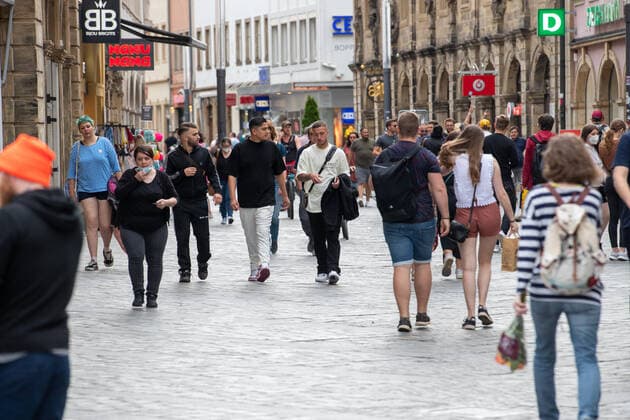 Bundesinzidenz sinkt weiter, Menschen füllen am 11.6.2021 die Innenstadt und CafÃ s in Bamberg in Oberfranken. Die Corona Infektionen sind Bundesweit weterhin im sinken und es gibt immer mehr Menschen, die sowohl ihre erste Impfung bekommen haben als auch durchgeimpft sind. - People fill the downtown and CafÃ s of Bamberg in Upper Frankonia, Germany. The number of covid infections in Germany is continuously declining and more and more people are vaccinated. Bamberg Bayern Deutschland