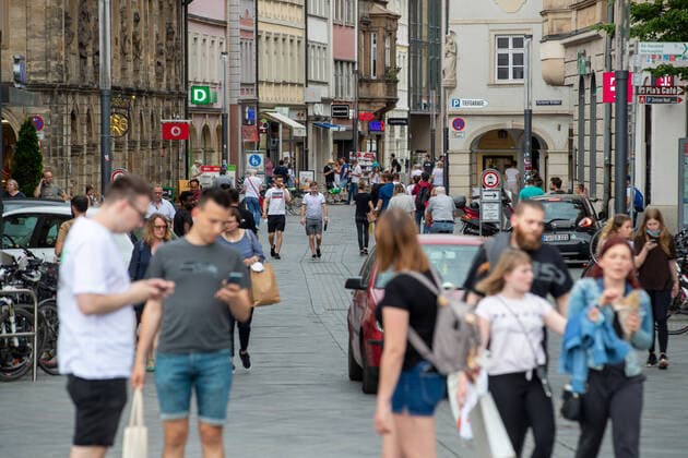 Bundesinzidenz sinkt weiter, Menschen füllen am 11.6.2021 die Innenstadt und CafÃ s in Bamberg in Oberfranken. Die Corona Infektionen sind Bundesweit weterhin im sinken und es gibt immer mehr Menschen, die sowohl ihre erste Impfung bekommen haben als auch durchgeimpft sind. - People fill the downtown and CafÃ s of Bamberg in Upper Frankonia, Germany. The number of covid infections in Germany is continuously declining and more and more people are vaccinated. Bamberg Bayern Deutschland