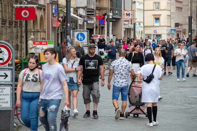 Bundesinzidenz sinkt weiter, Menschen füllen am 11.6.2021 die Innenstadt und CafÃ s in Bamberg in Oberfranken. Die Corona Infektionen sind Bundesweit weterhin im sinken und es gibt immer mehr Menschen, die sowohl ihre erste Impfung bekommen haben als auch durchgeimpft sind. - People fill the downtown and CafÃ s of Bamberg in Upper Frankonia, Germany. The number of covid infections in Germany is continuously declining and more and more people are vaccinated. Bamberg Bayern Deutschland