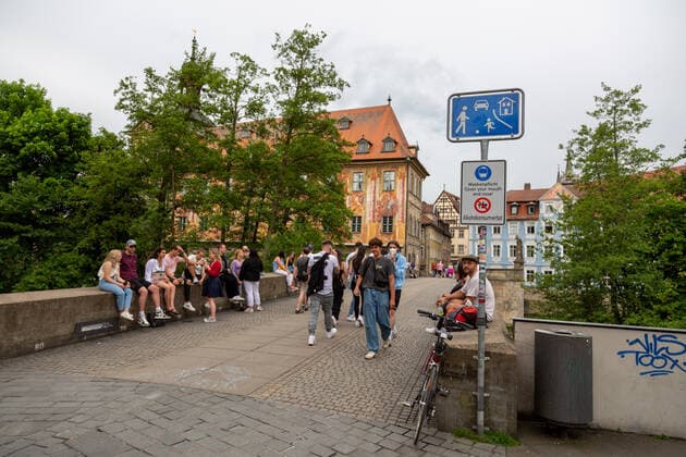 Bundesinzidenz sinkt weiter, Menschen chillen an der unteren Brücke. Menschen füllen am 11.6.2021 die Innenstadt und CafÃ s in Bamberg in Oberfranken. Die Corona Infektionen sind Bundesweit weterhin im sinken und es gibt immer mehr Menschen, die sowohl ihre erste Impfung bekommen haben als auch durchgeimpft sind. - People relax at the lower bridge. People fill the downtown and CafÃ s of Bamberg in Upper Frankonia, Germany. The number of covid infections in Germany is continuously declining and more and more people are vaccinated. Bamberg Bayern Deutschland