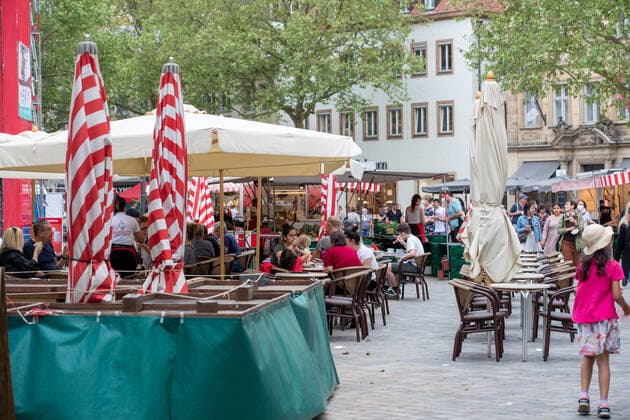 Bundesinzidenz sinkt weiter, Menschen füllen am 11.6.2021 die Innenstadt und CafÃ s in Bamberg in Oberfranken. Die Corona Infektionen sind Bundesweit weterhin im sinken und es gibt immer mehr Menschen, die sowohl ihre erste Impfung bekommen haben als auch durchgeimpft sind. - People fill the downtown and CafÃ s of Bamberg in Upper Frankonia, Germany. The number of covid infections in Germany is continuously declining and more and more people are vaccinated. Bamberg Bayern Deutschland