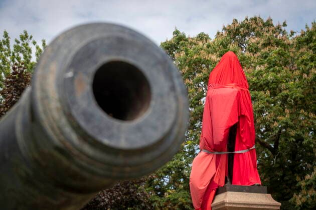 News Bilder des Tages June 11, 2021, Kingston, Ontario, Canada: The statue of former Canadian Prime Minister Sir John A Macdonald is covered by a red sheet in Kingston, Ontario on Friday June 11, 2021. Local indigenous groups want the statue removed but the City of Kingston has not decided what to do with the statue and is leaving it up in the mean time. Kingston Canada  - ZUMAc35_ 20210611_zaf_c35_049 Copyright: xLarsxHagbergx