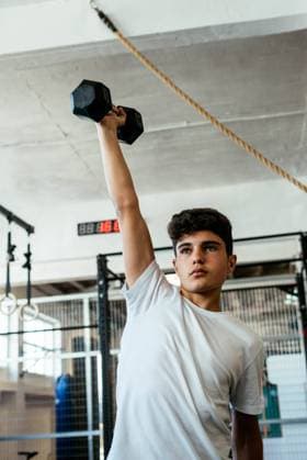 IMAGO Creative, Neujahr, Vorsätze, Sport IMAGO Creative: Sport Start-Up Young athlete lifting dumbbells in the middle of a workout Cangas, GA, Spain CR_AIMA210611-771239-01 ,model released, Symbolfoto ,property released