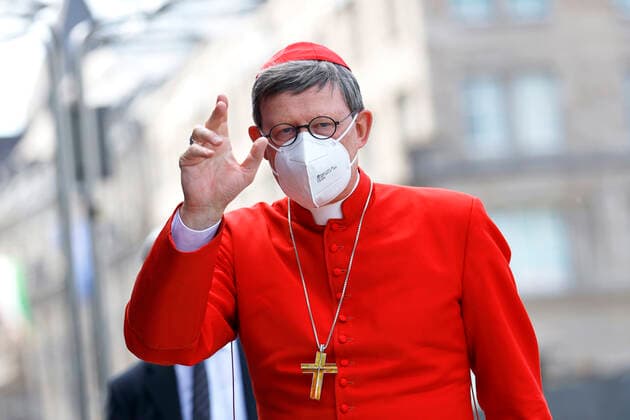 Der Kölner Erzbischof Rainer Maria Kardinal Woelki auf dem Weg zur Priesterweihe von vier neuen Priestern im Kölner Dom. Erzbischof Rainer Maria Woelki soll zwei Diakone des Erzbischöflichen Priesterseminars zu Köln und zwei Diakone des Erzbischöflichen Missionarischen Priesterseminars Redemptoris Mater Köln zu Priestern weihen. Der Kardinal steht wegen seines Umgangs mit der Aufarbeitung der Missbrauchsfälle unter wachsendem Druck. Köln, 11.06.2021 *** Cologne Archbishop Rainer Maria Cardinal Woelki on his way to ordain four new priests in Cologne Cathedral Archbishop Rainer Maria Woelki is to ordain two deacons of the Archdiocesan Seminary of Cologne and two deacons of the Archdiocesan Missionary Seminary Redemptoris Mater Cologne Foto:xC.xHardtx xFuturexImage