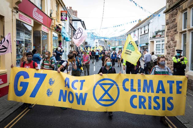 Bilder des Jahres 2021, News 06 Juni News Themen der Woche KW23 News Bilder des Tages June 11, 2021, St Ives, United Kingdom: Protesters march with a banner through St Ives village near where delegates are meeting for the 47th G7 during the demonstration..The Extinction Rebellion movement descend onto the small Cornish seaside town. Hundreds of protesters march through the village near where delegates are meeting for the 47th G7. The event sees world leaders come together to discuss matters around climate change. St Ives United Kingdom - ZUMAs197 20210611_zaa_s197_085 Copyright: xAndyxBartonx