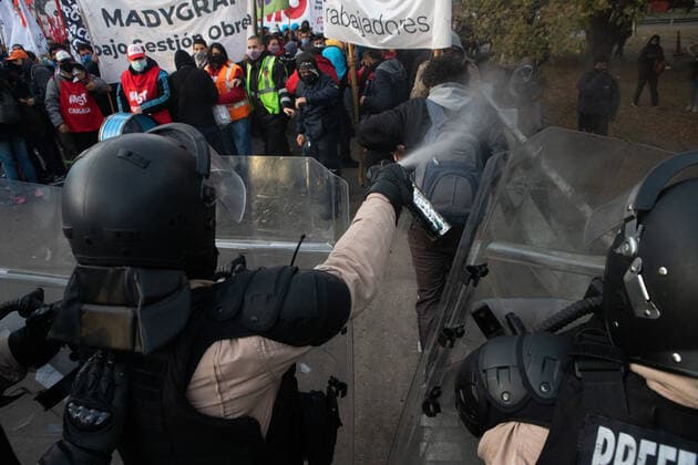 Protest In Argentina Demonstrators clash with riot police during a protest held by people who were fired during the covid-19 pandemic in Buenos Aires, Argentina, June 11, 2021. Buenos Aires Argentina baglietto-notitle210611_np3r6  Copyright: xMatiasxBagliettox