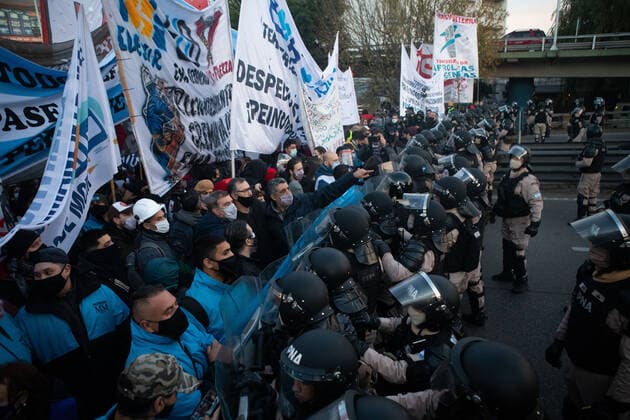 Protest In Argentina Demonstrators stand in front of riot police during a protest held by people who were fired during the covid-19 pandemic in Buenos Aires, Argentina, June 11, 2021. Buenos Aires Argentina baglietto-notitle210611_np9uR  Copyright: xMatiasxBagliettox