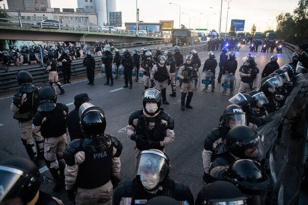 Protest In Argentina Riot police officers are seen during a protest held by people who were fired during the covid-19 pandemic in Buenos Aires, Argentina, June 11, 2021. Buenos Aires Argentina baglietto-notitle210611_npXMd  Copyright: xMatiasxBagliettox