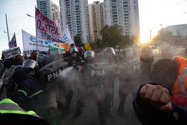 Protest In Argentina Demonstrators clash with riot police during a protest held by people who were fired during the covid-19 pandemic in Buenos Aires, Argentina, June 11, 2021. Buenos Aires Argentina baglietto-notitle210611_npz6w  Copyright: xMatiasxBagliettox