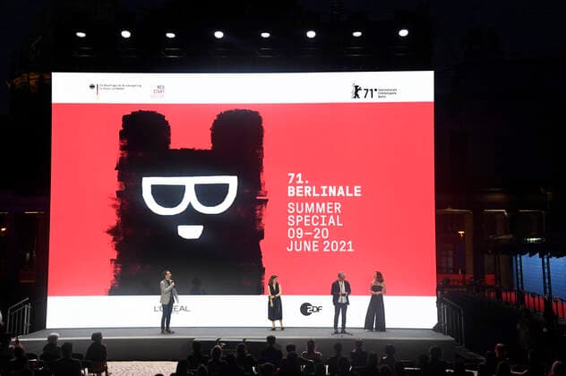 Bilder des Jahres 2021, Entertainment 06 Juni Entertainment Themen der Woche KW23 Entertainment Bilder des Tages Carlo Chatrian, Khalil Joreige, Joana Hadjithomas und Rim Turki bei der Premiere des Kinofilms Memory Box auf der Berlinale Summer Special 2021 71. Internationale Filmfestspiele Berlin im Freiluftkino Museumsinsel. Berlin, 11.06.2021 *** Carlo Chatrian, Khalil Joreige, Joana Hadjithomas and Rim Turki at the premiere of the feature film Memory Box at the Berlinale Summer Special 2021 71 Berlin International Film Festival at the open-air cinema Museumsinsel Berlin, 11 06 2021 Foto:xF.xKernx xFuturexImage