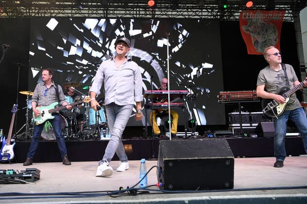 Christian Decker, Rainer Schumann, Kai Wingenfelder, Gero Drnek und Martin Huch von Fury in the Slaughterhouse live im Rahmen der Konzertreihe Back on Stage auf der Gilde Parkbühne. Hannover, 11.06.2021