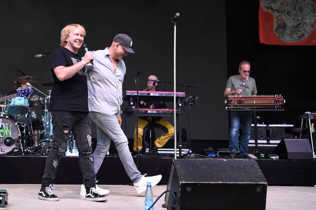 Tobias Künzel (Die Prinzen) und Kai Wingenfelder, Gero Drnek und Martin Huch von Fury in the Slaughterhouse live im Rahmen der Konzertreihe Back on Stage auf der Gilde Parkbühne. Hannover, 11.06.2021