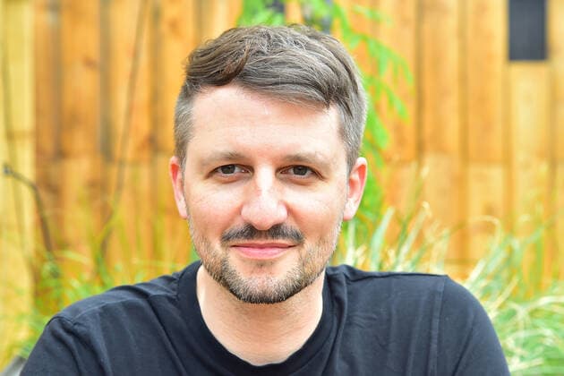 TANZEN für die Wissenschaft Lutz Leichsenring, Pressesprecher Clubcomission e.V. PK zum Pilotprojekt, Open Air im Revier Südost, Baergarten , TANZEN für die Wissenschaft, unter bestimmten Corona Hygienekonzept. Der Neustart findetv statt am Sonntag 13.06.2012 in Berlin Pressekonferenz am 12.06.2021
