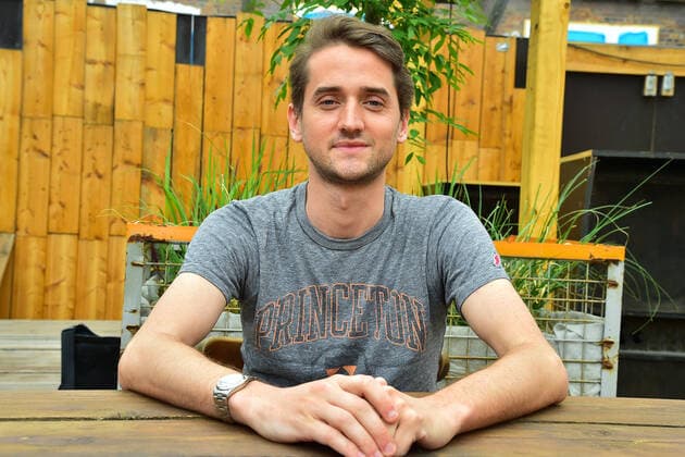 TANZEN für die Wissenschaft Tassilo Hagström, Musiker technisch Verantwortlich für die Nachverfolgung ( QR Code Anmeldung) für den Coronaschutz der Gäste PK zum Pilotprojekt, Open Air im Revier Südost, Baergarten , TANZEN für die Wissenschaft, unter bestimmten Corona Hygienekonzept. Der Neustart findetv statt am Sonntag 13.06.2012 in Berlin Pressekonferenz am 12.06.2021