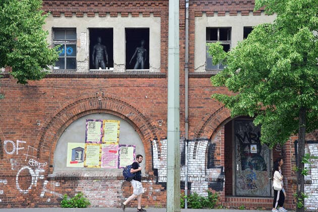 TANZEN für die Wissenschaft Aussenfassade des ehem. Industriegebäudes und jetzigen Clubs Revier Südost PK zum Pilotprojekt, Open Air im Revier Südost, Baergarten , TANZEN für die Wissenschaft, unter bestimmten Corona Hygienekonzept. Der Neustart findet statt am Sonntag 13.06.2012 in Berlin Pressekonferenz am 12.06.2021