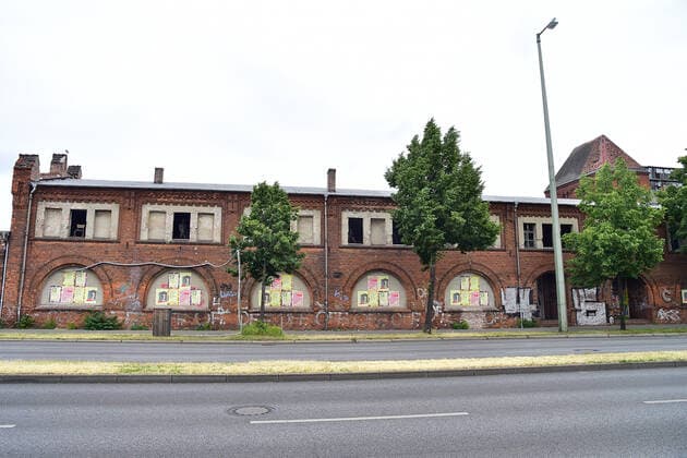 TANZEN für die Wissenschaft Aussenfassade des ehem. Industriegebäudes und jetzigen Clubs Revier Südost PK zum Pilotprojekt, Open Air im Revier Südost, Baergarten , TANZEN für die Wissenschaft, unter bestimmten Corona Hygienekonzept. Der Neustart findet statt am Sonntag 13.06.2012 in Berlin Pressekonferenz am 12.06.2021