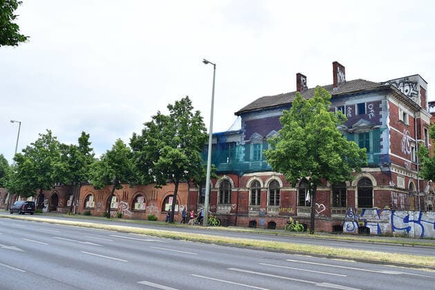 TANZEN für die Wissenschaft Aussenfassade des ehem. Industriegebäudes und jetzigen Clubs Revier Südost PK zum Pilotprojekt, Open Air im Revier Südost, Baergarten , TANZEN für die Wissenschaft, unter bestimmten Corona Hygienekonzept. Der Neustart findet statt am Sonntag 13.06.2012 in Berlin Pressekonferenz am 12.06.2021