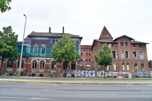 TANZEN für die Wissenschaft Aussenfassade des ehem. Industriegebäudes und jetzigen Clubs Revier Südost PK zum Pilotprojekt, Open Air im Revier Südost, Baergarten , TANZEN für die Wissenschaft, unter bestimmten Corona Hygienekonzept. Der Neustart findet statt am Sonntag 13.06.2012 in Berlin Pressekonferenz am 12.06.2021