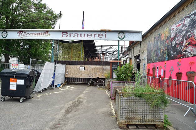 TANZEN für die Wissenschaft EIngangsbereich des Club Revier Südost PK zum Pilotprojekt, Open Air im Revier Südost, Baergarten , TANZEN für die Wissenschaft, unter bestimmten Corona Hygienekonzept. Der Neustart findet statt am Sonntag 13.06.2012 in Berlin Pressekonferenz am 12.06.2021