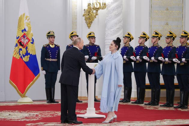 News Themen der Woche KW23 MOSCOW, RUSSIA - JUNE 12, 2021: Russia s President Vladimir Putin and Stanislavsky and Nemirovich-Danchenko Musical Theatre opera singer Hibla Gerzmava (L-R front), a winner of the 2020 State Prize in literature and arts, shake hands during a ceremony held at the Moscow Kremlin on Russia Day to present state decorations. Mikhail Klimentyev Russian Presidential Press and Information Office TASS  TS1046CF