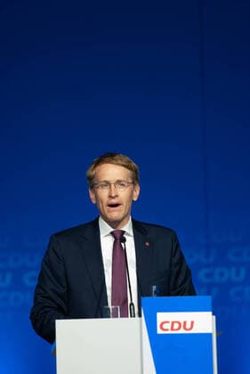 Landesvertreterversammlung CDU Schleswig-Holstein Daniel Günther, Politiker (CDU) Ministerpräsident des Landes Schleswig-Holstein, Aufnahme vom 12.06.2021, Neumünster, Holstenhalle,