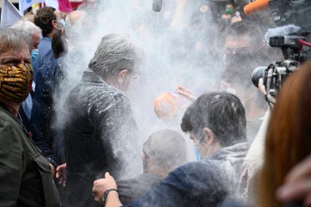 Bilder des Jahres 2021, News 06 Juni News Themen der Woche KW23 News Bilder des Tages Jean-Luc Melenchon the leader of France Insoumise is sprayed with flour during the demonstration against extreme right-wing ideas in Paris.  JulienxMattiax xLexPictorium LePictorium_0248992
