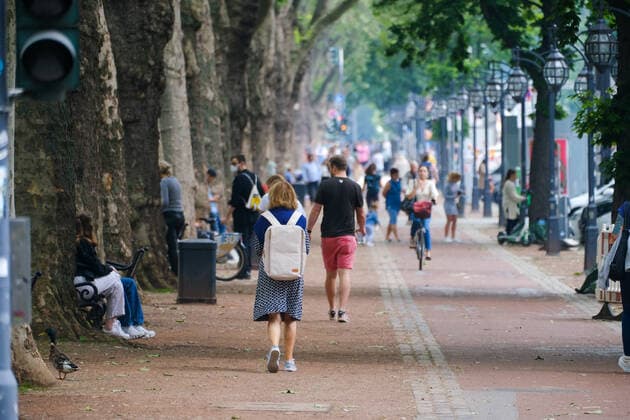 Düsseldorf 12.06.2021 Kögraben Königsallee Einkaufsstraße Shoppingmeile Einkaufsmeile Pandemie Lockdown Covid19 Covid Corona Einzelhandel Geschäfte lockdown shutdown Ausgangssperre Einkaufstasche Tasche Luxus Dior Designertasche Papiertasche Papiertüte Reichtum soziale Schere Einkaufsstrasse Einkaufstrasse Einkaufstraße Radweg Radfahrer Rucksack Düsseldorf Nordrhein-Westfalen Deutschland