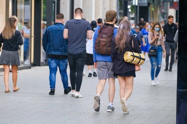 Düsseldorf 12.06.2021 Königsallee Einkaufsstraße Shoppingmeile Einkaufsmeile Pandemie Lockdown Covid19 Covid Corona Einzelhandel Geschäfte lockdown shutdown Ausgangssperre Einkaufstasche Tasche Luxus Dior Designertasche Papiertasche Papiertüte Reichtum soziale Schere Einkaufsstrasse Einkaufstrasse Einkaufstraße Jugendliche Teenager Düsseldorf Nordrhein-Westfalen Deutschland