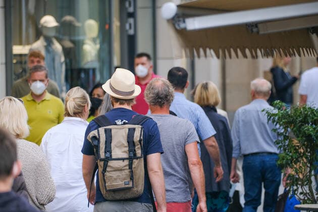 Düsseldorf 12.06.2021 Königsallee Einkaufsstraße Shoppingmeile Einkaufsmeile Pandemie Lockdown Covid19 Covid Corona Einzelhandel Geschäfte lockdown shutdown Ausgangssperre Einkaufstasche Tasche Luxus Dior Designertasche Papiertasche Papiertüte Reichtum soziale Schere Einkaufsstrasse Einkaufstrasse Einkaufstraße Düsseldorf Nordrhein-Westfalen Deutschland