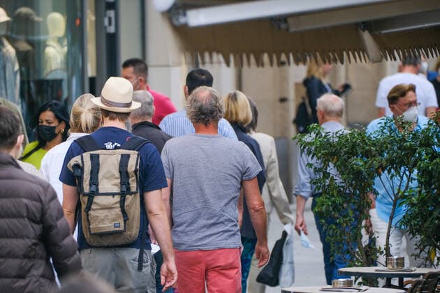 Düsseldorf 12.06.2021 Königsallee Einkaufsstraße Shoppingmeile Einkaufsmeile Pandemie Lockdown Covid19 Covid Corona Einzelhandel Geschäfte lockdown shutdown Ausgangssperre Einkaufstasche Tasche Luxus Dior Designertasche Papiertasche Papiertüte Reichtum soziale Schere Einkaufsstrasse Einkaufstrasse Einkaufstraße Düsseldorf Nordrhein-Westfalen Deutschland