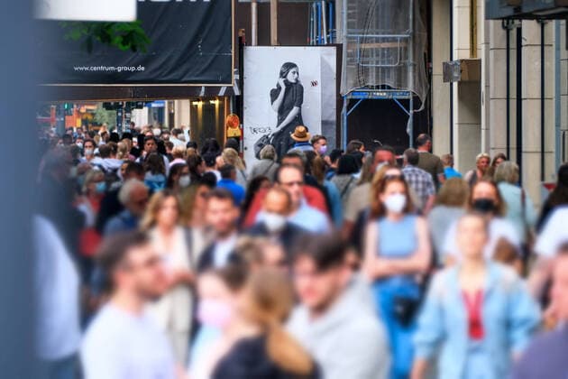 News Themen der Woche KW23 Düsseldorf 12.06.2021 Königsallee Einkaufsstraße Shoppingmeile Einkaufsmeile Pandemie Lockdown Covid19 Covid Corona Einzelhandel Geschäfte lockdown shutdown Ausgangssperre Einkaufstasche Tasche Luxus Dior Designertasche Papiertasche Papiertüte Reichtum soziale Schere Einkaufsstrasse Einkaufstrasse Einkaufstraße Düsseldorf Nordrhein-Westfalen Deutschland