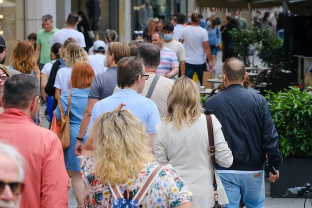 Düsseldorf 12.06.2021 Königsallee Einkaufsstraße Shoppingmeile Einkaufsmeile Pandemie Lockdown Covid19 Covid Corona Einzelhandel Geschäfte lockdown shutdown Ausgangssperre Einkaufstasche Tasche Luxus Dior Designertasche Papiertasche Papiertüte Reichtum soziale Schere Einkaufsstrasse Einkaufstrasse Einkaufstraße Düsseldorf Nordrhein-Westfalen Deutschland