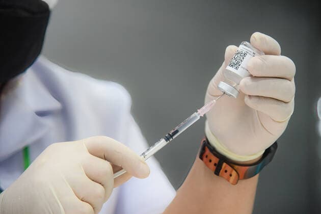June 12, 2021, Bangkok, Thailand: A health worker prepares a dose of the AstraZeneca COVID-19 vaccine during a campaign to vaccinate the population against the Covid-19..On the vaccination progress, Ministry of Public Health reported, as of Friday, 5.97 million people got the vaccines. Thai government aims to inoculate 50 million people, or 70% of the population, by the end of the year. Bangkok Thailand - ZUMAs197 20210612_zaa_s197_140 Copyright: xYuttachaixKongprasertx