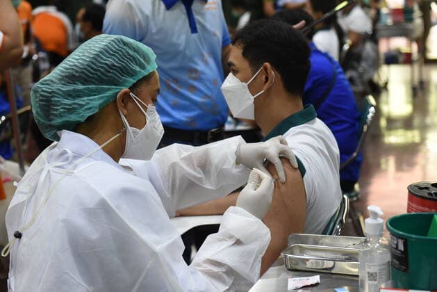 Thailand: Expedite the COVID-19 vaccination to cover THAILAND - June 12, 2021 Nurses vaccinating AstraZeneca to this man at the KU Vaccination Center inside Kasetsart University, Bang Khen, Bangkok to speed up the Coronavirus immunization. Bnagkok Thailand Kasetsart University Copyright: TeeraxNoisakran