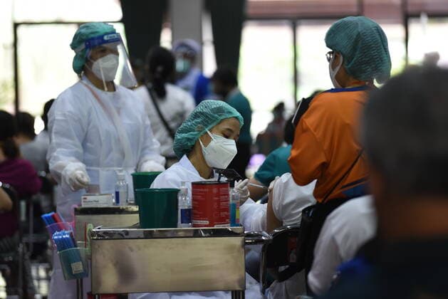 Thailand: Expedite the COVID-19 vaccination to cover THAILAND - June 12, 2021 Nurses vaccinating AstraZeneca to this man at the KU Vaccination Center inside Kasetsart University, Bang Khen, Bangkok to speed up the Coronavirus immunization. Bnagkok Thailand Kasetsart University Copyright: TeeraxNoisakran