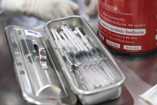 Thailand: Expedite the COVID-19 vaccination to cover THAILAND - June 12, 2021 Nurses are preparing AstraZeneca, vaccines and syringes to be injected to those waiting for COVID-19 vaccination at the KU Vaccination Center within Kasetsart University, Bang Khen, Bangkok to speed up immunity against Coronavirus. Bnagkok Thailand Kasetsart University Copyright: TeeraxNoisakran
