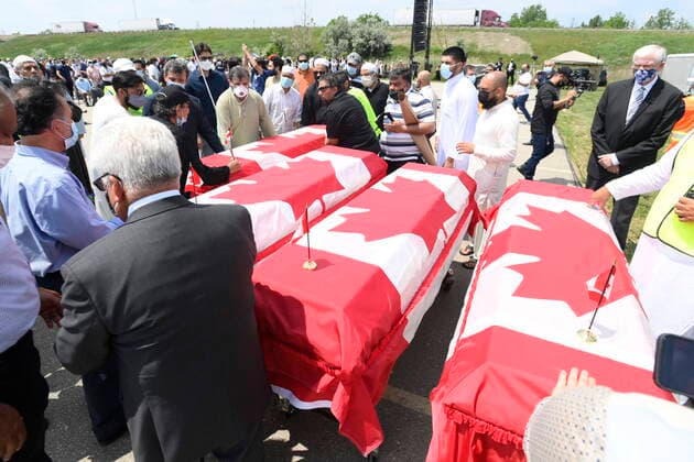Bilder des Jahres 2021, News 06 Juni News Themen der Woche KW23 News Bilder des Tages June 12, 2021, London, on, Canada: Caskets draped in Canadian flags arrive at a funeral for the four Muslim family members killed in a deadly vehicle attack, at the Islamic Centre of Southwest Ontario in London, Ont., on Saturday, June 12, 2021. Talat Afzaal, 74, her son Salman Afzaal, 46, his wife Madiha Salman, 44, and their 15-year-old daughter Yumna Salman all died last Sunday night while out for a walk after a man in a truck drove them down in what police have called a premeditated attack because they were Muslim. London Canada  - ZUMAc35_ 20210612_zaf_c35_033 Copyright: xNathanxDenettex