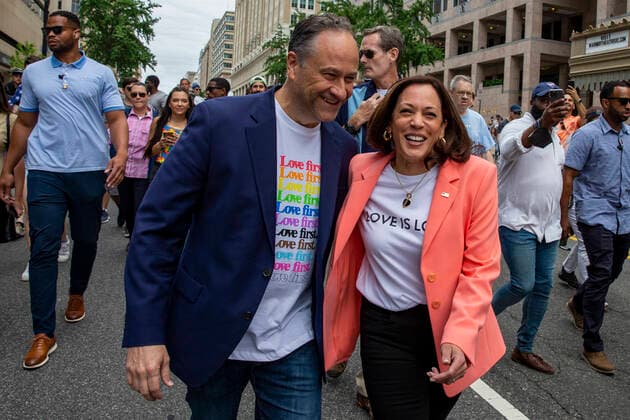 Bilder des Jahres 2021, News 06 Juni News Themen der Woche KW23 News Bilder des Tages June 12, 2021, Washington, District of Columbia, USA: Second Gentleman Doug Emhoff and Vice President Kamala Harris walk in the Capital Pride Celebration in Washington, DC on Saturday, June 12, 2021. Vice President Kamala Harris and Second Gentleman Doug Emhoff walked a few blocks, while greeting supporters near freedom plaza Washington USA - ZUMAs152 20210612_zaa_s152_008 Copyright: xTasosxKatopodisx-xPoolxViaxCnpx