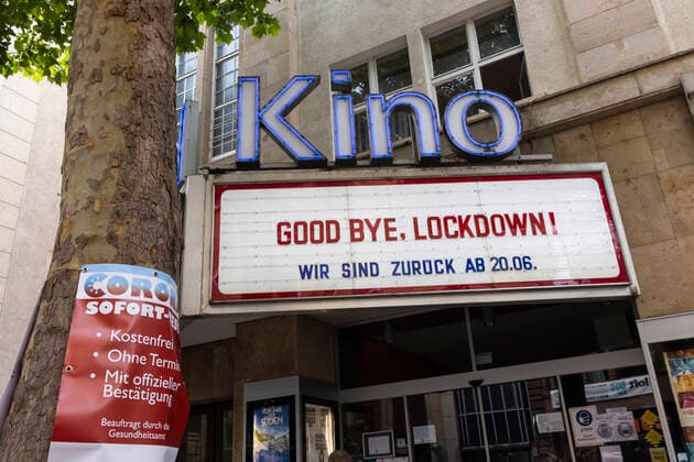 Good bye, Lockdown. Das Delphi Arthaus Kino in Stuttgart feiert die Eröffnung von Kino und Kultur, von Restaurants und Ladengeschäften nach dem Corona-Lockdown. 12.06.2021: DEU, Deutschland, Baden-Württemberg, Stuttgart.