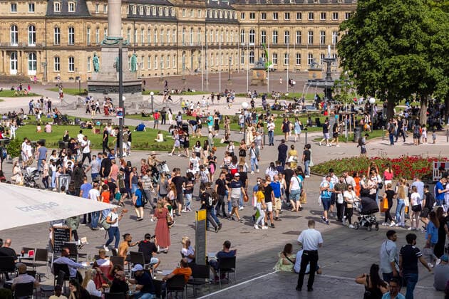 Stuttgart geht aus. Nach weiteren Öffnungsschritten sehnen sich die Menschen nach Normalität. Geschäfte und Restaurants haben wieder geöffnet. Rund um die Einkaufsstraße Königstraße und Schloßplatz herrscht buntes Treiben. 12.06.2021: DEU, Deutschland, Baden-Württemberg, Stuttgart.