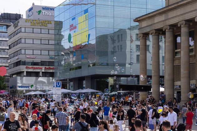 Stuttgart geht aus. Nach weiteren Öffnungsschritten sehnen sich die Menschen nach Normalität. Geschäfte und Restaurants haben wieder geöffnet. Rund um die Einkaufsstraße Königstraße und Schloßplatz herrscht buntes Treiben. Rechts der Königsbau. 12.06.2021: DEU, Deutschland, Baden-Württemberg, Stuttgart.