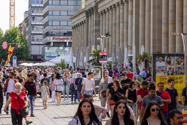 Stuttgart geht aus. Nach weiteren Öffnungsschritten sehnen sich die Menschen nach Normalität. Geschäfte und Restaurants haben wieder geöffnet. Rund um die Einkaufsstraße Königstraße und Schloßplatz herrscht buntes Treiben. Rechts der Königsbau. 12.06.2021: DEU, Deutschland, Baden-Württemberg, Stuttgart.