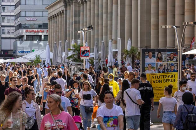 Stuttgart geht aus. Nach weiteren Öffnungsschritten sehnen sich die Menschen nach Normalität. Geschäfte und Restaurants haben wieder geöffnet. Rund um die Einkaufsstraße Königstraße und Schloßplatz herrscht buntes Treiben. Rechts der Königsbau. 12.06.2021: DEU, Deutschland, Baden-Württemberg, Stuttgart.