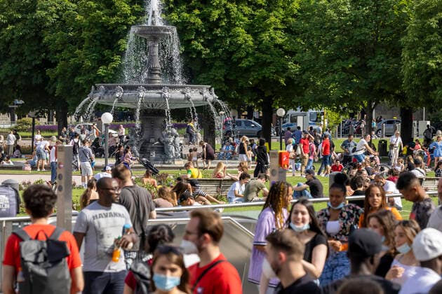 Stuttgart geht aus. Nach weiteren Öffnungsschritten sehnen sich die Menschen nach Normalität. Geschäfte und Restaurants haben wieder geöffnet. Rund um die Einkaufsstraße Königstraße und Schloßplatz herrscht buntes Treiben. 12.06.2021: DEU, Deutschland, Baden-Württemberg, Stuttgart.
