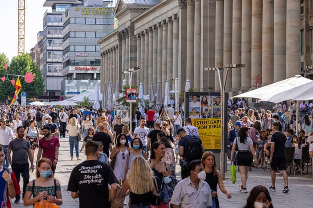 Stuttgart geht aus. Nach weiteren Öffnungsschritten sehnen sich die Menschen nach Normalität. Geschäfte und Restaurants haben wieder geöffnet. Rund um die Einkaufsstraße Königstraße und Schloßplatz herrscht buntes Treiben. Rechts der Königsbau. 12.06.2021: DEU, Deutschland, Baden-Württemberg, Stuttgart.